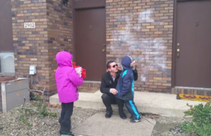 La reacción de un hombre al ver por primera vez a color