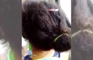 Cuando vió la cabeza de quien iba adelante en el Bus. Grabó con horror lo que salía de su cabello