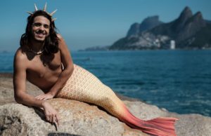 Sexy joven se volvió famoso en Internet por sus fotos posando como ¡Sirena!