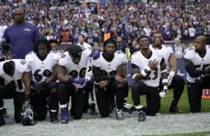 Jugadores de la NFL se arrodillan durante el himno de EE.UU. tras críticas de Trump