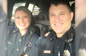 Mira muy de cerca la foto de estos dos policías, se está volviendo viral por una increíble razón