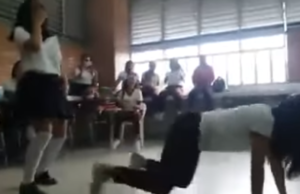 Baile viral de estudiantes en aula frente a sus profesores que genera indignación en las redes