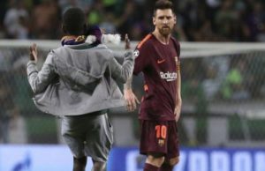 Todo lo que genera Messi: hincha saltó al campo, le besó los chimpunes y así reaccionó ‘Leo’