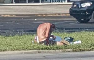 A escondidas tomó foto de un “esquelético”, mira de cerca y se da cuenta que tiene que romper las reglas