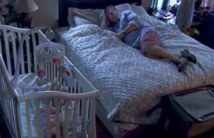 Padre oye extraños ruidos del desván, esconde una cámara y descubre la terrible verdad