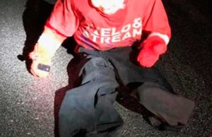 Policía anuncia que, si ves un niño en la calle sentado, bloquees las puertas de tu auto de inmediato