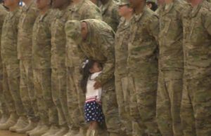 El soldado está en formación militar. Entonces la hija lo ve e interrumpe la ceremonia de bienvenida