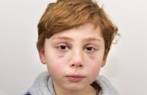 Padres matan a su hijo de 7 años – entonces médico halla una nota en su mano que me destroza el corazón