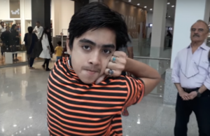 El niño de 14 años capaz de girar 360 grados su cabeza, se hace llamar el “Buho Humano”