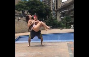 Invitó a su novia a la piscina y se llevó tremenda sorpresa de ella