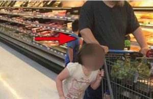 La niña caminaba raro con su padre y cuando miran de cerca, descubren la horrible verdad