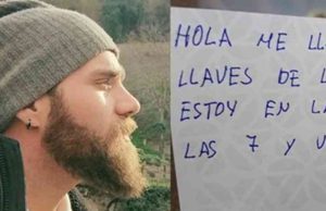 Un mendigo lo ve aparcar su moto y le deja esta nota. Al volver, este chico la lee perplejo