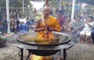 Monje sorprende al mundo al meditar sobre aceite hirviendo; científico ya desmintió el ‘gran truco’