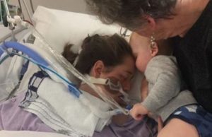 Un niño le da el último beso a su mamá antes de ser desconectada del soporte vital