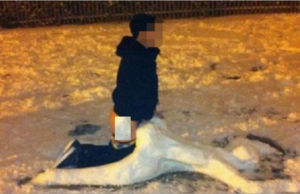 Se queda pegado a un muñeco de nieve y tienen que llamar para que le liberen