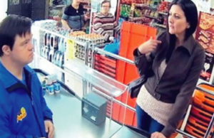 Esta mujer llama “mongolo” al empleado. Lo que sucede después es realmente vergonzoso y no lo esperas