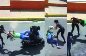 Una Mujer celosa tumba de pasola a la amante de su marido y le estruja una funda llena de materia fecal y orina en la cara