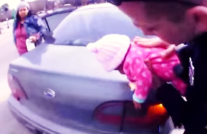 El estresante momento en que oficiales salvan a un bebé que se ahoga en una carretera muy transitada