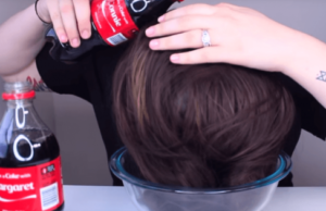 Esto es lo que pasa si te lavas el Cabello con Coca cola