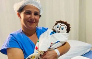 Mujer se casó con un muñeco y ahora dice que tuvieron un hijo